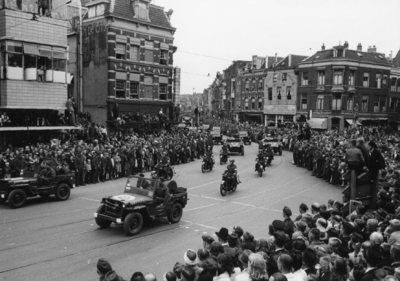 124692 Afbeelding van de Memorial D-Day Parade.Legervoertuigen en motorrijders van de 3rd Canadian Infantry Division in ...