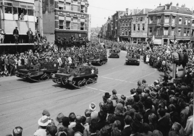 124693 Afbeelding van de Memorial D-Day Parade.Legervoertuigen van de 3rd Canadian Infantry Division in de Potterstraat ...