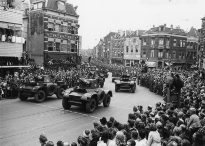 124694 Afbeelding van de Memorial D-Day Parade.Legervoertuigen van de 3rd Canadian Infantry Division in de Potterstraat ...