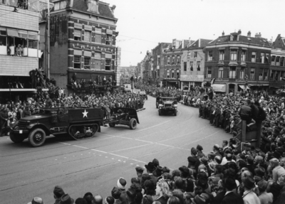 124695 Afbeelding van de Memorial D-Day Parade.Legervoertuigen van de 3rd Canadian Infantry Division in de Potterstraat ...