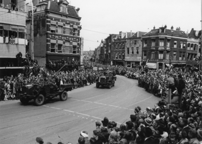 124696 Afbeelding van de Memorial D-Day Parade.Legervoertuigen van de 3rd Canadian Infantry Division in de Potterstraat ...