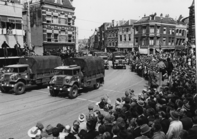 124697 Afbeelding van de Memorial D-Day Parade.Legervoertuigen van de 3rd Canadian Infantry Division in de Potterstraat ...