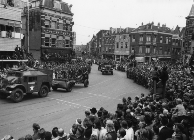 124698 Afbeelding van de Memorial D-Day Parade.Legervoertuigen van de 3rd Canadian Infantry Division in de Potterstraat ...