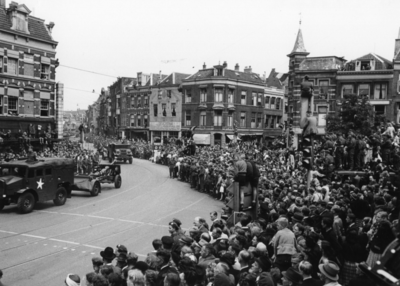 124699 Afbeelding van de Memorial D-Day Parade.Legervoertuigen van de 3rd Canadian Infantry Division in de Potterstraat ...