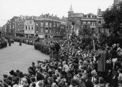 124700 Afbeelding van de Memorial D-Day Parade.De toeschouwers in de Potterstraat te Utrecht zijn in afwachting van de ...