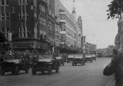 124845 Afbeelding van de Memorial D-Day Parade.Legervoertuigen van de 3rd Canadian Infantry Division in de Lange ...
