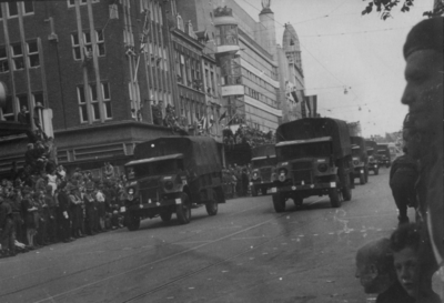 124846 Afbeelding van de Memorial D-Day Parade.Legervoertuigen van de 3rd Canadian Infantry Division in de Lange ...
