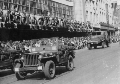 124848 Afbeelding van de Memorial D-Day Parade.Legervoertuigen van de 3rd Canadian Infantry Division in de Lange ...