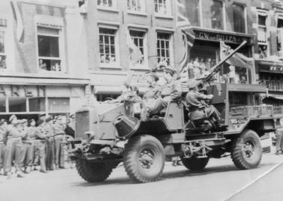 124849 Afbeelding van de Memorial D-Day Parade.Een legervoertuig van de 3rd Canadian Infantry Division op het ...
