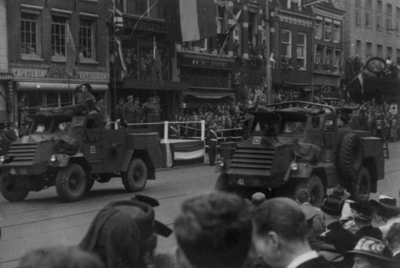 124850 Afbeelding van de Memorial D-Day Parade.Legervoertuigen van de 3rd Canadian Infantry Division op het Vredenburg ...