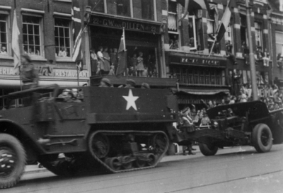 124851 Afbeelding van de Memorial D-Day Parade.Een legervoertuig van de 3rd Canadian Infantry Division op het ...