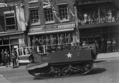 124853 Afbeelding van de Memorial D-Day Parade.Een legervoertuig van de 3rd Canadian Infantry Division op het ...