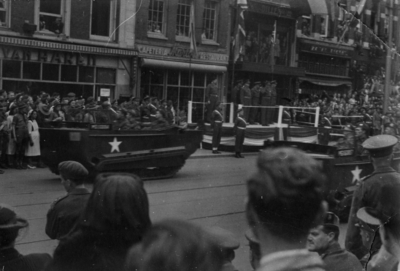 124854 Afbeelding van de Memorial D-Day Parade.Een legervoertuig van de 3rd Canadian Infantry Division op het ...