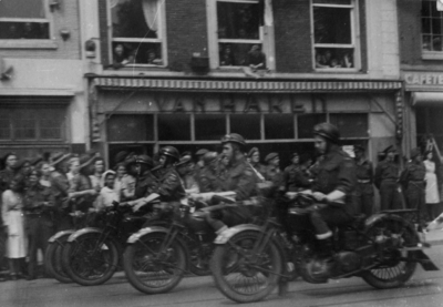 124855 Afbeelding van de Memorial D-Day Parade.Motorrijders van de 3rd Canadian Infantry Division op het Vredenburg te ...