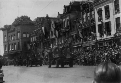 124856 Afbeelding van de Memorial D-Day Parade.Legervoertuigen van de 3rd Canadian Infantry Division op het Vredenburg ...
