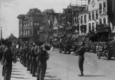 124857 Afbeelding van de Memorial D-Day Parade.De militaire kapel van de 3rd Canadian Infantry Division op het ...