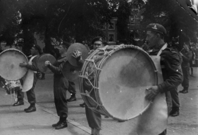 124858 Afbeelding van de Memorial D-Day Parade.Slagwerkers van de militaire kapel op het Vredenburg te Utrecht ...