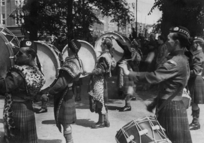 124860 Afbeelding van de Memorial D-Day Parade.Slagwerkers van een Schotse doedelzak-band tijdens de parade van de 3rd ...