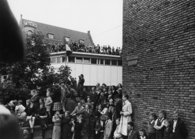 124701 Afbeelding van de Memorial D-Day Parade.Toeschouwers in de Potterstraat te Utrecht zijn in afwachting van de ...