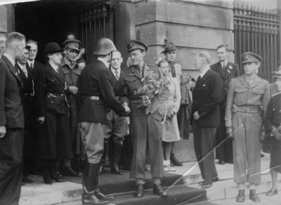 127833 Afbeelding van het bezoek van Z.K.H. Prins Bernhard aan de burgemeester van Utrecht, mr.dr. G.A.W. ter ...