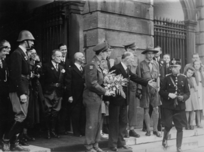 127834 Afbeelding van het bezoek van Z.K.H. Prins Bernhard aan de burgemeester van Utrecht, mr.dr. G.A.W. ter ...