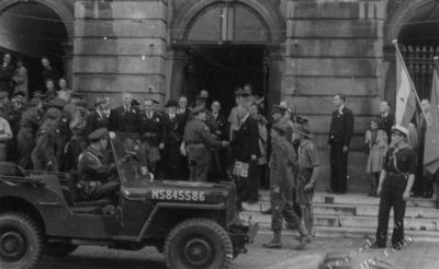 124866 Afbeelding van het bezoek van Z.K.H. Prins Bernhard aan de burgemeester van Utrecht, mr.dr. G.A.W. ter ...