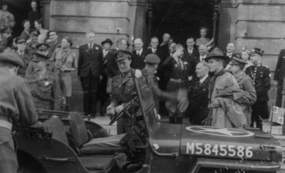 124867 Afbeelding van het bezoek van Z.K.H. Prins Bernhard aan de burgemeester van Utrecht, mr.dr. G.A.W. ter ...