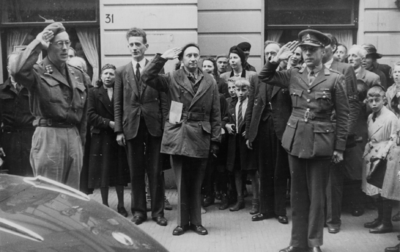 124702 Afbeelding van het bezoek van Z.K.H. Prins Bernhard aan de Siem de Man, gewestelijk commandant van de ...