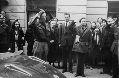 124703 Afbeelding van het bezoek van Z.K.H. Prins Bernhard aan de Siem de Man, gewestelijk commandant van de ...