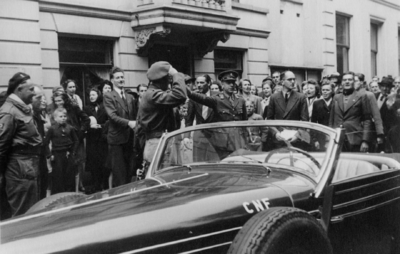 124704 Afbeelding van het bezoek van Z.K.H. Prins Bernhard aan de Siem de Man, gewestelijk commandant van de ...