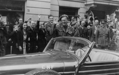 124705 Afbeelding van het bezoek van Z.K.H. Prins Bernhard aan de Siem de Man, gewestelijk commandant van de ...