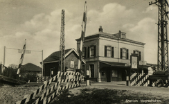 164803 Gezicht op het N.S.-station Voorschoten te Voorschoten.