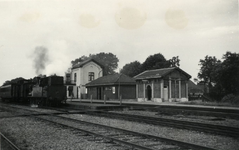 164804 Gezicht op het N.S.-station Vries-Zuidlaren te Tynaarlo, met links een trein getrokken door een stoomlocomotief ...