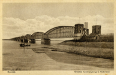 164932 Gezicht op de spoorbrug over het Hollandsch Diep bij Moerdijk.