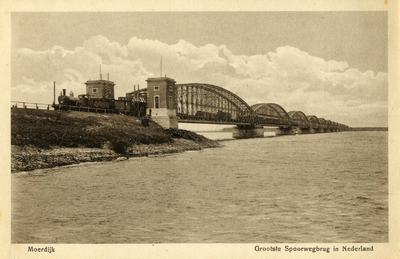 164934 Gezicht op de spoorbrug over het Hollandsch Diep bij Moerdijk.