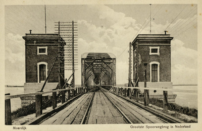 164936 Gezicht in de spoorbrug over het Hollandsch Diep bij Moerdijk.
