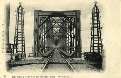 164937 Gezicht in de spoorbrug over het Hollandsch Diep bij Moerdijk.