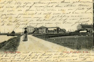 164944 Gezicht op de Stationsweg te Nieuwersluis, met op de achtergrond het S.S.-station Nieuwersluis en de voetbrug en ...