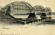 164960 Gezicht op de spoorbrug over de Waal te Nijmegen.