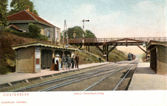 164961 Gezicht op het S.S.-station Oosterbeek Hoog te Oosterbeek, met op het perron wachtende reizigers en op de ...