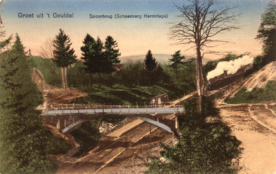 164965 Gezicht op het viaduct over de spoorlijn ten oosten van Valkenburg, met op de achtergrond de perrons van de ...