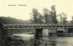 164972 Gezicht op de spoorbrug over de Roer te Roermond.