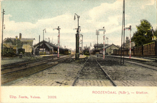 164973 Gezicht op het S.S.-station Roosendaal te Roosendaal, met goederenloods, perrons, seinen en een waterkolom.