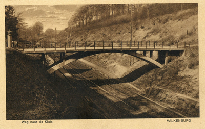 164967 Gezicht op het viaduct over de spoorlijn ten oosten van Valkenburg, met op de achtergrond de perrons van de ...