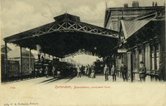 164981 Gezicht op de perrons en de perronkap van het S.S.-station Rotterdam Beurs te Rotterdam, met links een trein ...