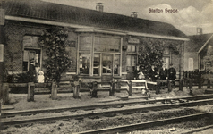 164985 Gezicht op de perronzijde van het N.S.-station Seppe te Seppe.