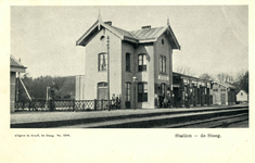 164990 Gezicht op de perronzijde van het S.S.-station Steeg te De Steeg.N.B. De stationsnaam (De) Steeg is in 1927 ...