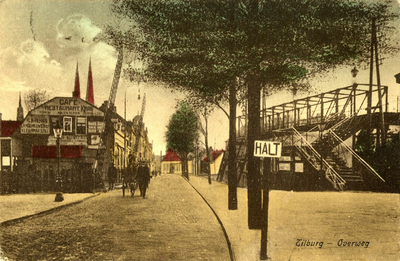 165002 Gezicht op de spoorwegovergang en het voetgangersviaduct in de Noordstraat te Tilburg.