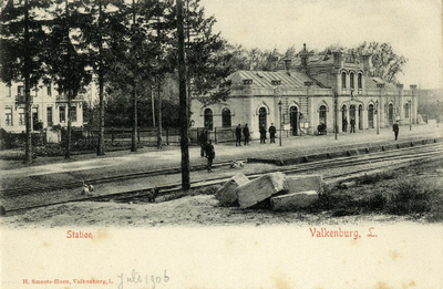 165006 Gezicht op de perronzijde van het S.S.-station Valkenburg te Valkenburg.