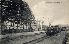 165008 Gezicht op de perronzijde van het S.S.-station Valkenburg te Valkenburg, met een trein getrokken door de ...